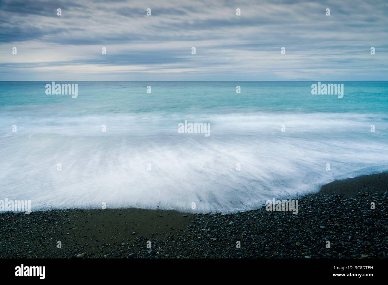 Langzeitaufnahme von Wellen am Strand, Präfektur Kanagawa, Japan Stockfoto