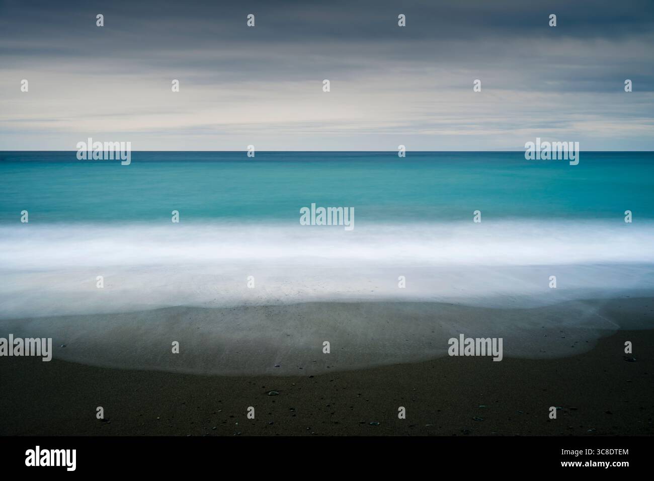Langzeitaufnahme von Wellen am Strand, Präfektur Kanagawa, Japan Stockfoto