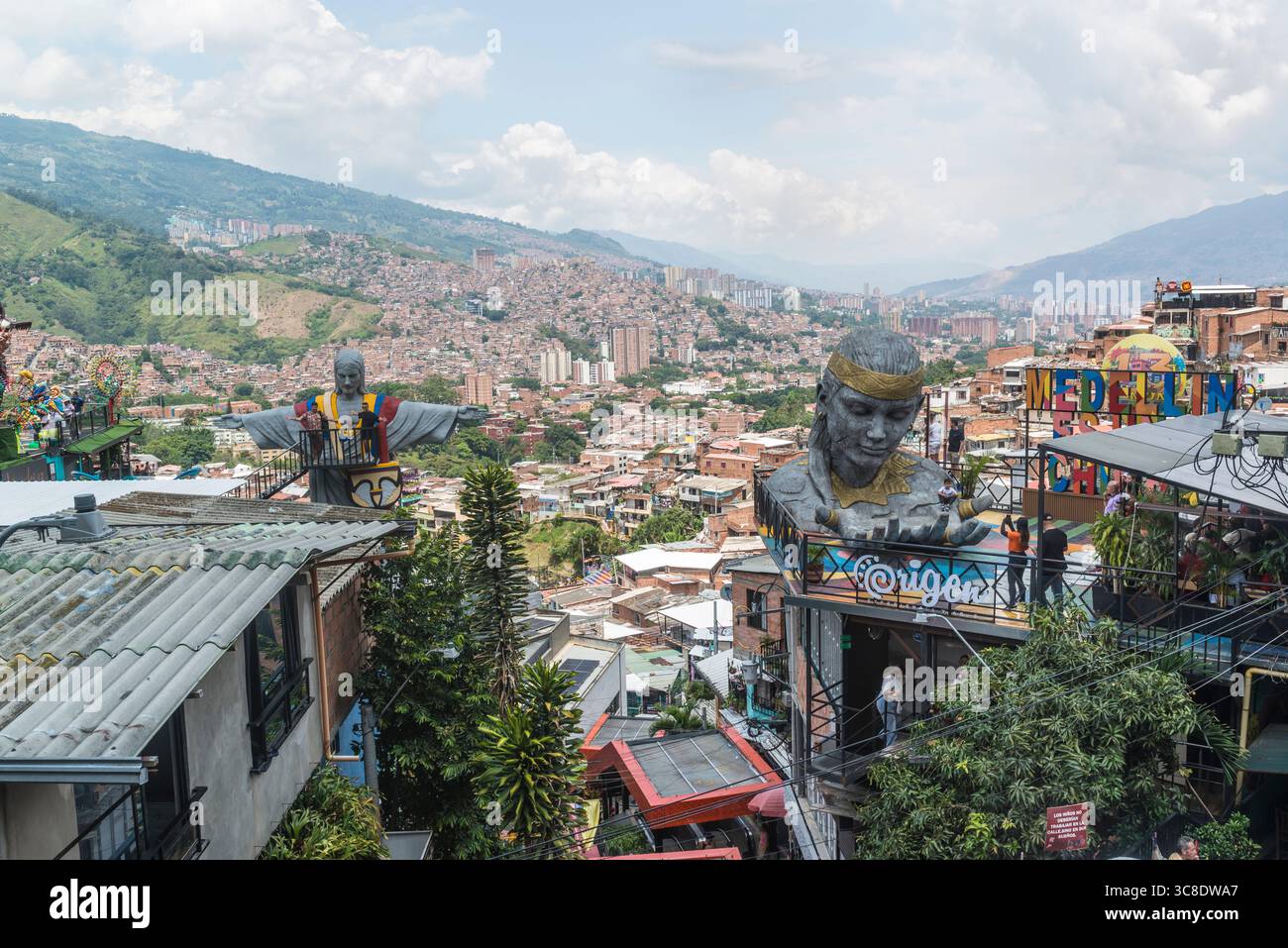 Comuna 13. Einst ein extrem gewalttätiger Ort, heute eine Touristenattraktion mit karnevalem Extravaganz entlang des Hauptboulevards. Medellin, Kolumbien Stockfoto