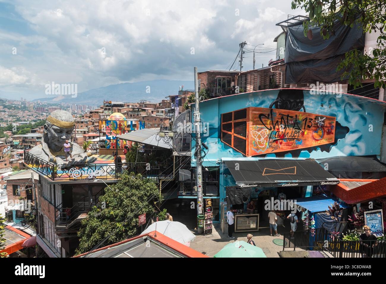 Comuna 13. Einst ein extrem gewalttätiger Ort, heute eine Touristenattraktion mit karnevalem Extravaganz entlang des Hauptboulevards. Medellin, Kolumbien Stockfoto