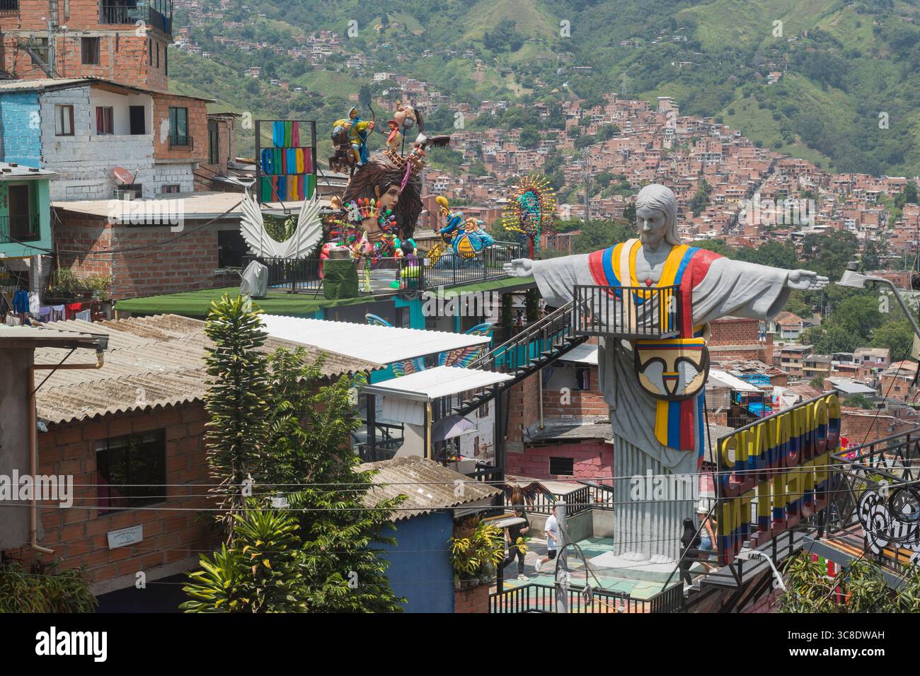 Comuna 13. Einst ein extrem gewalttätiger Ort, heute eine Touristenattraktion mit karnevalem Extravaganz entlang des Hauptboulevards. Medellin, Kolumbien Stockfoto