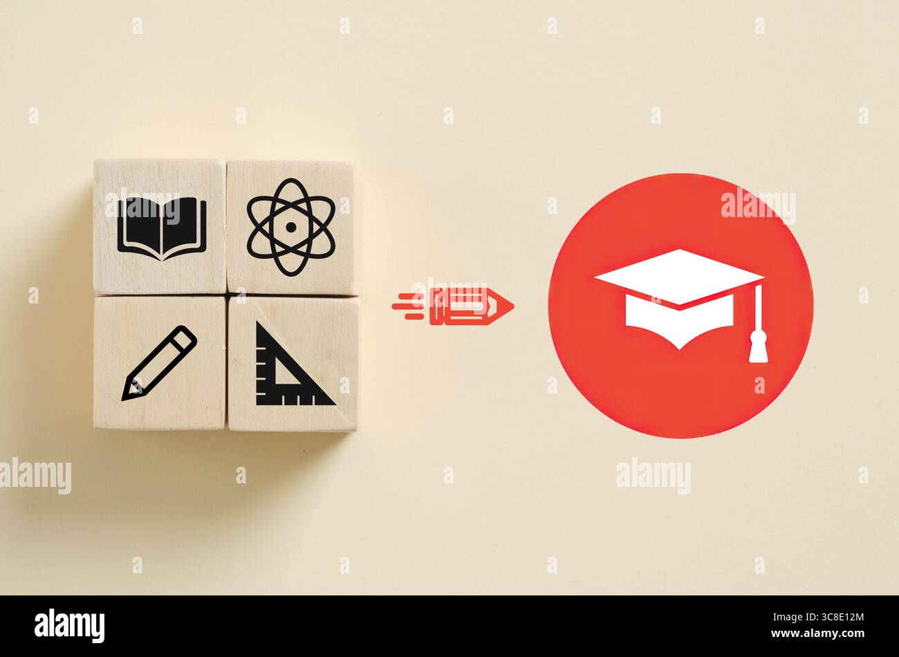 Bildungskonzept mit Holzwürfeln, die Schulfächer wie Wissenschaft, Geometrie und Literatur zeigen und zum Abschluss führen Stockfoto