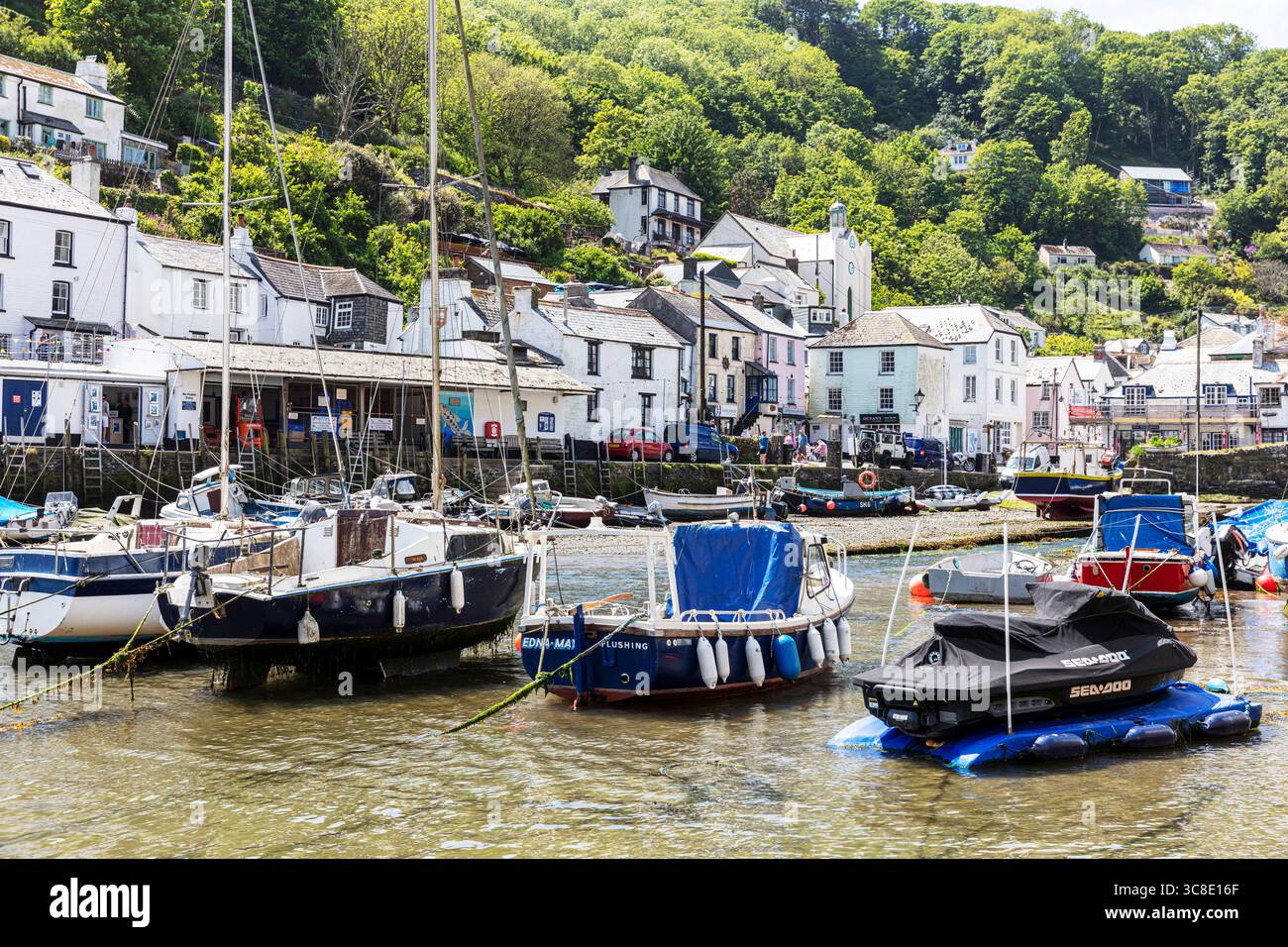 Polperro Village, Polperro, Cornwall, Großbritannien, England, Dorf, Dörfer, Cornisch, Hafen, Boote, Polperro Hafen, Gezeiten, Boot, Yachthafen, Meereslandschaft, Küste, Stockfoto