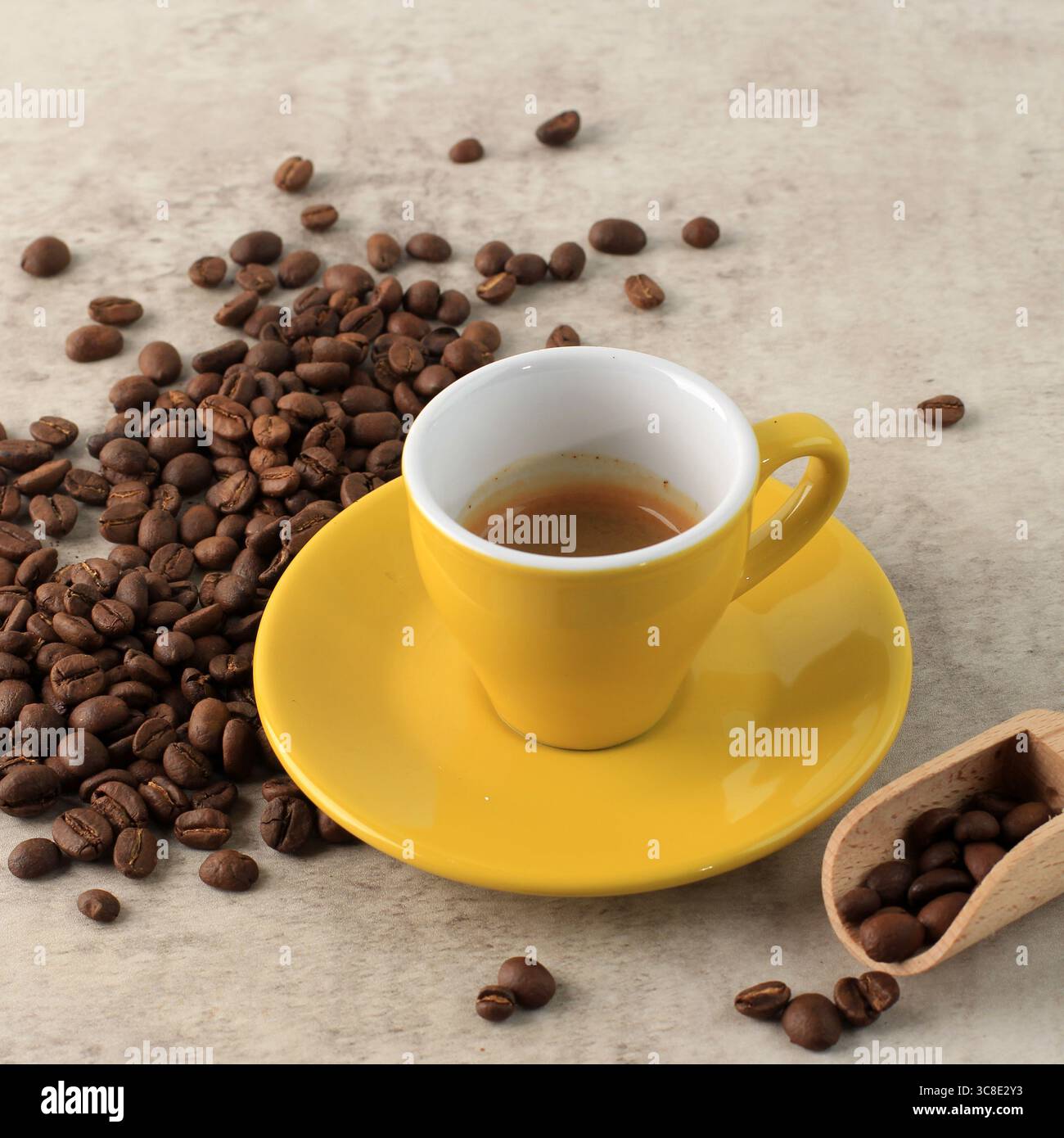 Ein Shoot Espresso-Kaffee auf einem kleinen gelben Becher Stockfoto