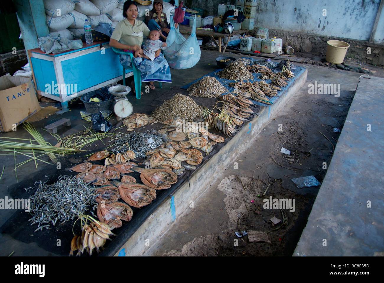 Fischverkäufer auf einem traditionellen lokalen Markt auf Flores Island, Indonesien, der frischen Fisch in einer rustikalen und authentischen Umgebung verkauft Stockfoto