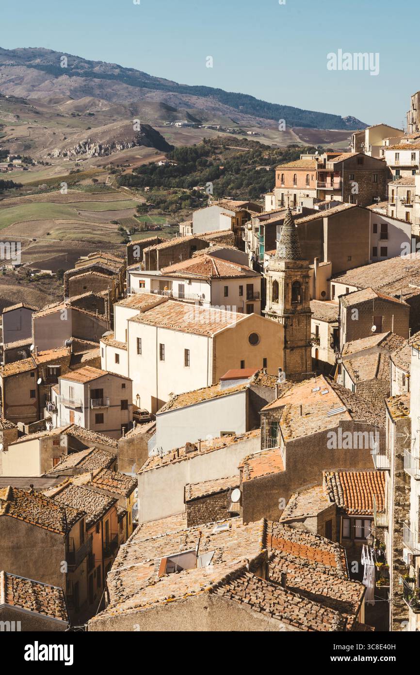 Gangi-Dorf auf einem Hügel in Sizilien mit historischen Dächern und Blick auf die Landschaft Stockfoto