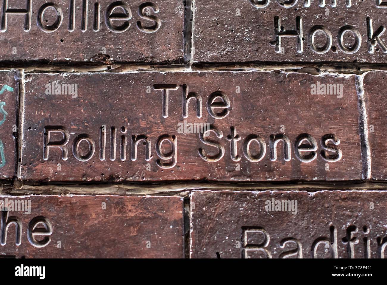Liverpool, Vereinigtes Königreich - 19. September 2024: Die Rolling Stones an der Cavern Wall of Fame in der Mathew Street in Liverpool, Vereinigtes Königreich - zum Gedenken an den berühmten Künstler Stockfoto