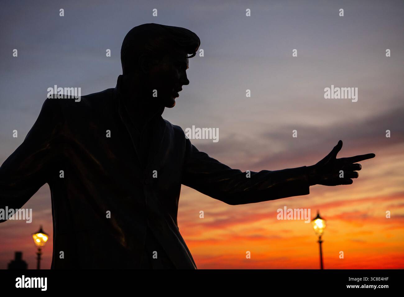 Liverpool, Vereinigtes Königreich - 19. September 2024: Eine Statue des frühen Stars von Rock and Roll - Billy Fury, am Royal Albert Dock in der Stadt Liverpool, Stockfoto