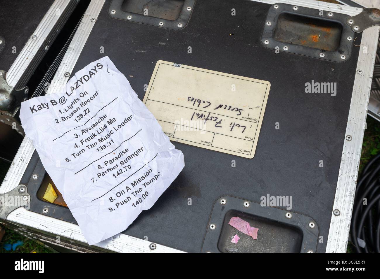 Set-Liste für Katy B beim Lazydays Musikfestival in Southend on Sea, Essex, Großbritannien. A4-gedrucktes Liedblatt auf der Straßenhülle für die Musikindustrie Stockfoto