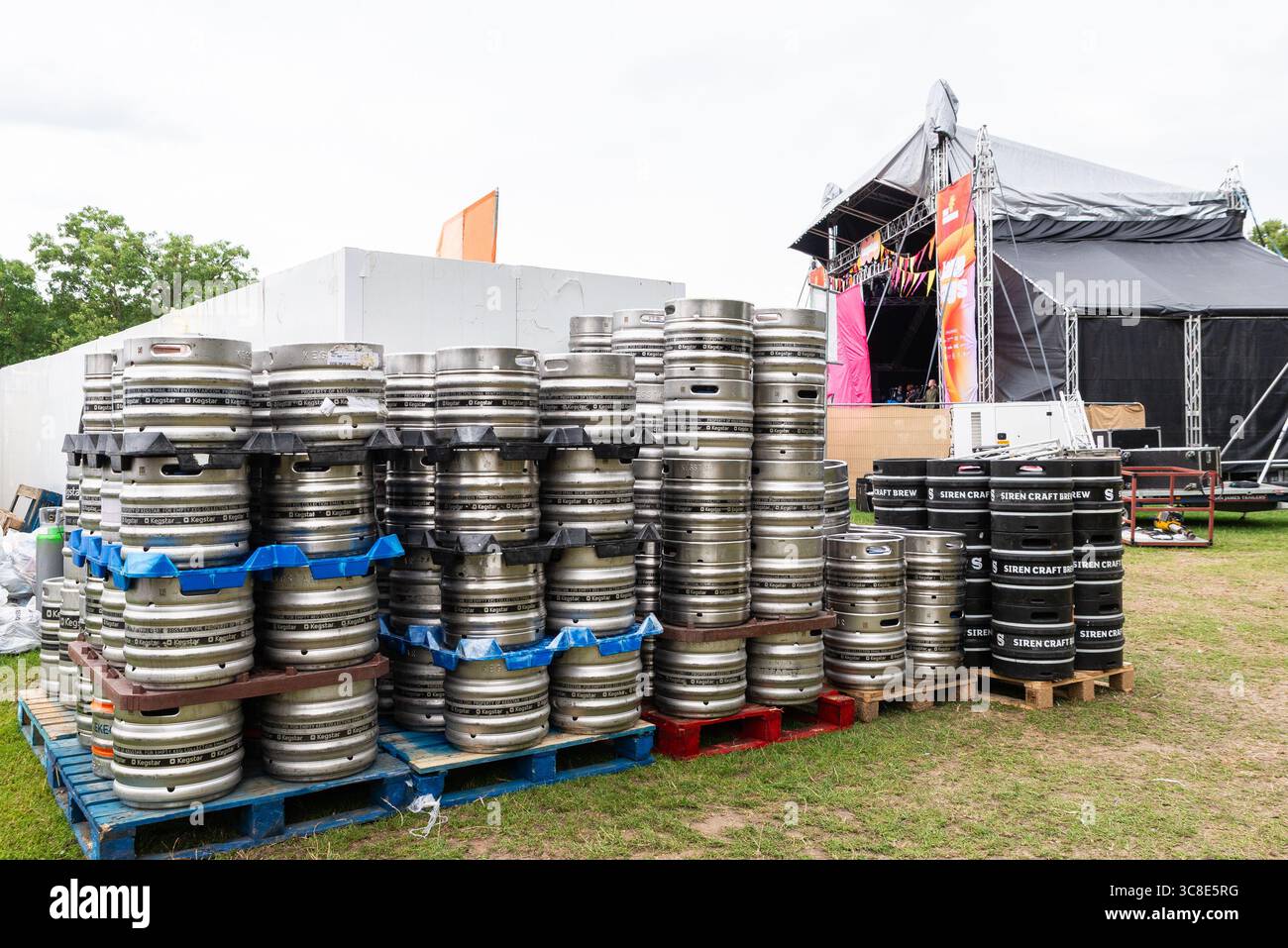 Stapel Bierfässer bei einem Musikfestival im Priory Park, Southend on Sea, Essex, Großbritannien. Temporäre Strukturen und Bedarfsgegenstände für externe Ereignisse Stockfoto