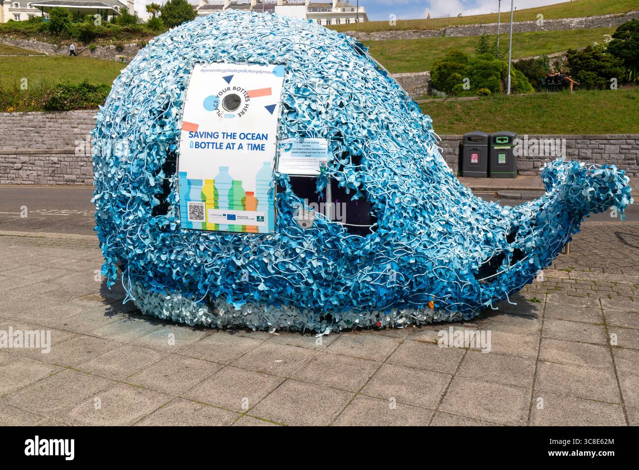 Blauwal-Skulptur, Plastikflasche Anti-Verschmutzungskampagne, Plymouth, Devon, England, Großbritannien Stockfoto