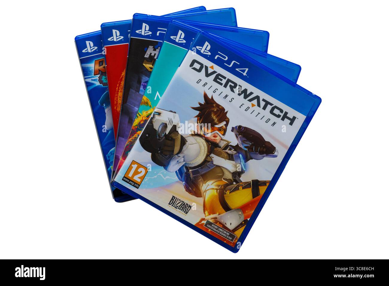 Haufen PlayStation PS4-Spiele mit dem Videospiel Overwatch Origins auf weißem Hintergrund Stockfoto