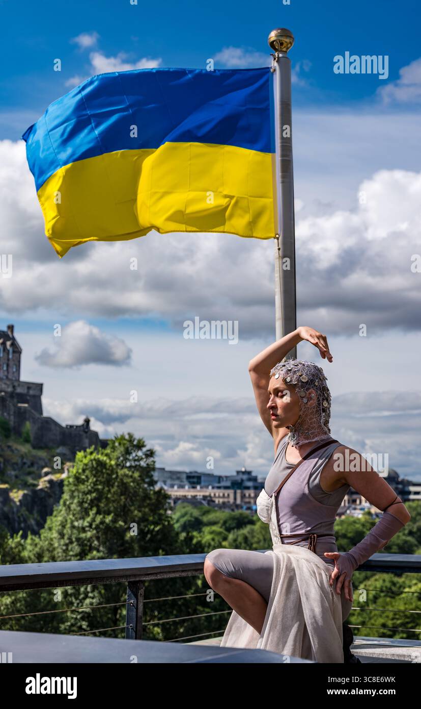 Ukrainische Darstellerin Nina Khyzhna mit Blick auf Edinburgh Castle und ukrainische Flagge, Edinburgh Festival Fringe, Scoltand, Großbritannien Stockfoto