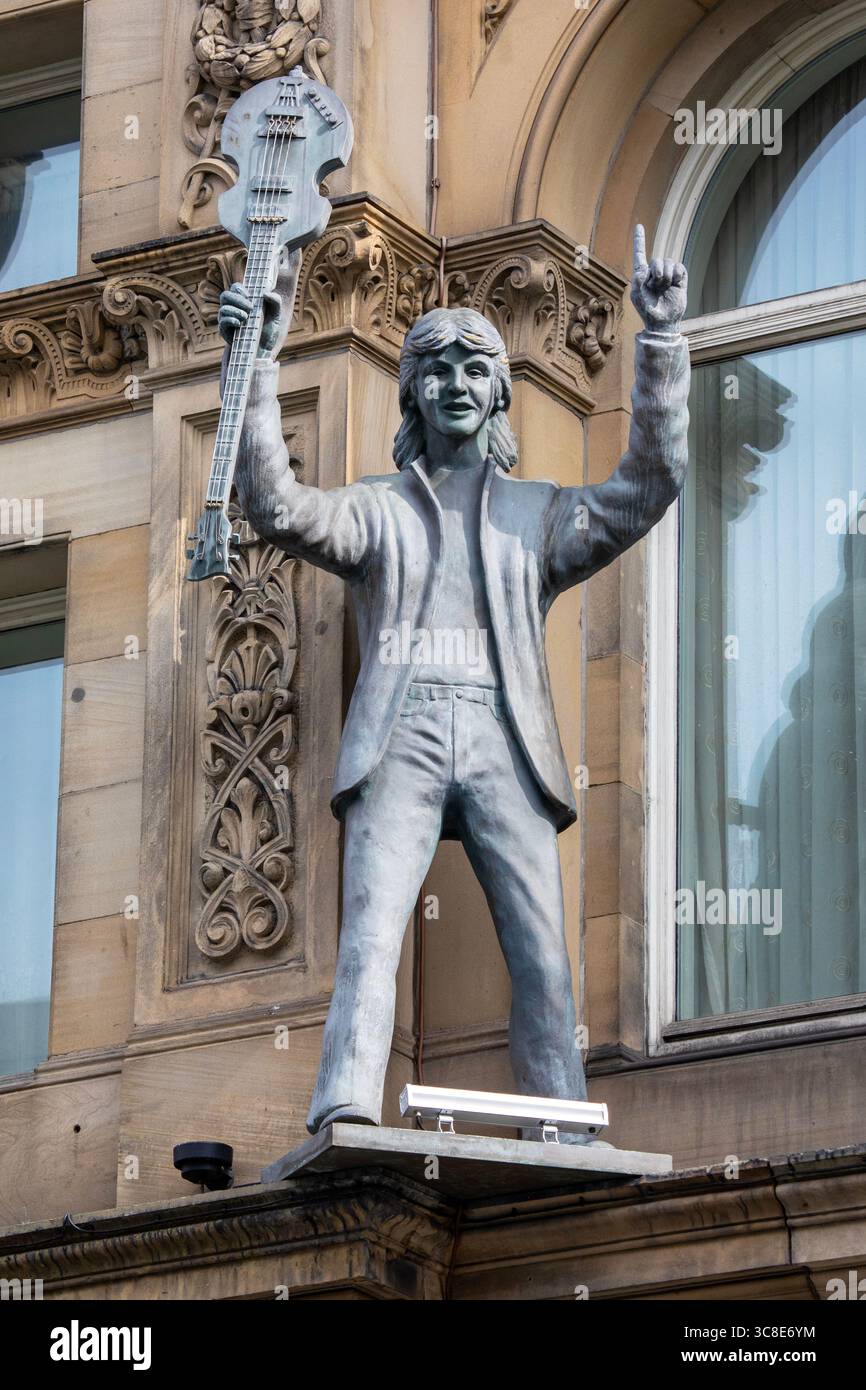 Liverpool, Großbritannien - 20. September 2024: Statue von Paul McCartney, außen am Hard Days Night Hotel, in der North John Street in der Stadt Stockfoto