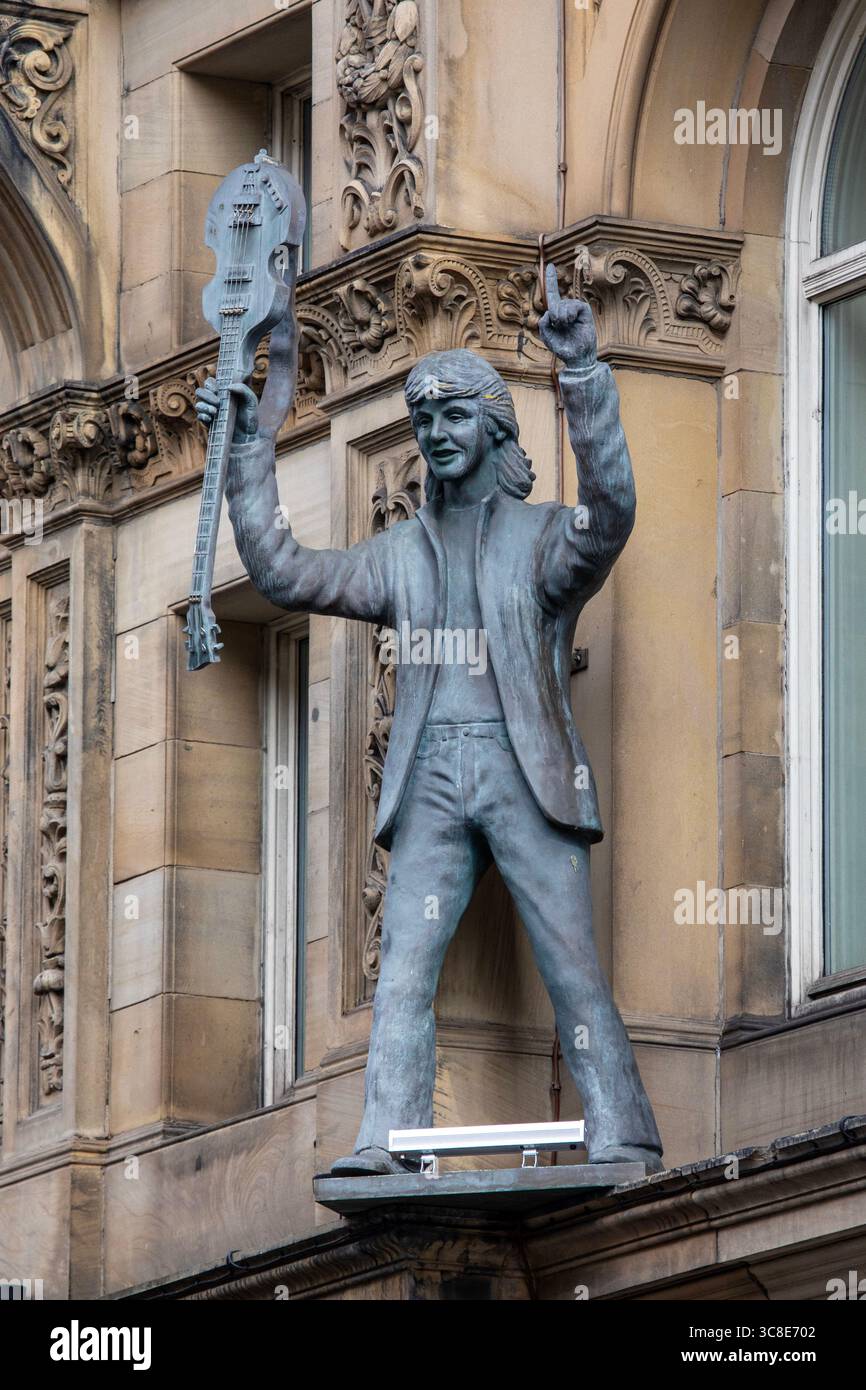 Liverpool, Großbritannien - 20. September 2024: Statue von Paul McCartney, außen am Hard Days Night Hotel, in der North John Street in der Stadt Stockfoto