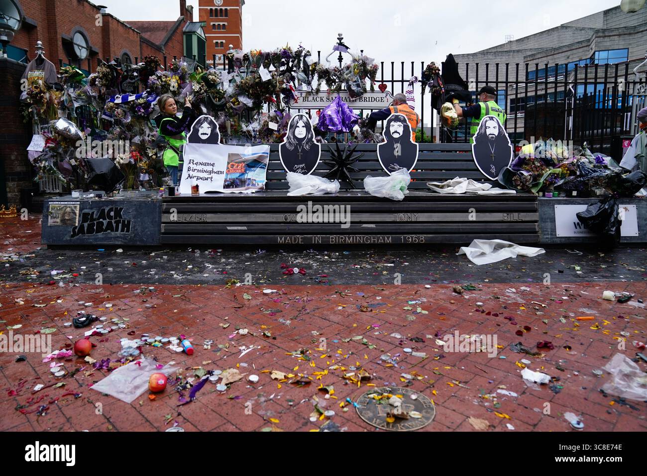Mitarbeiter und Freiwillige des Stadtrates von Birmingham beginnen, die Blumen und Tribut zu entfernen, die Ozzy Osbourne an der Black Sabbath Bridge Bank in der Broad Street in Birmingham hinterlassen hat. Black Sabbath Frontmann Ozzy starb letzten Monat im Alter von 76 Jahren. Bilddatum: Montag, 4. August 2025. Stockfoto