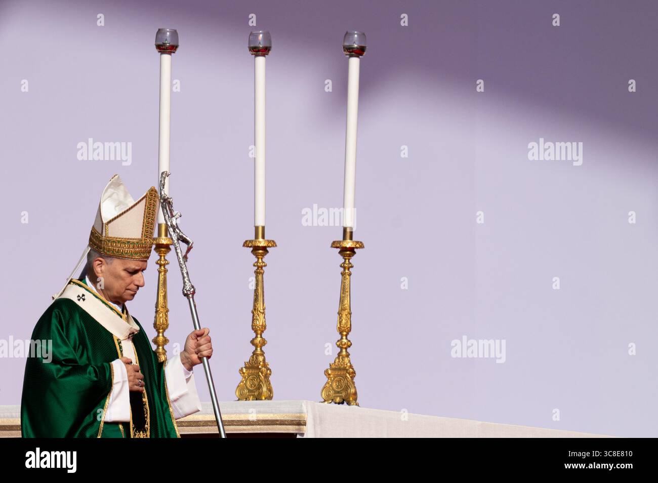 Papst Leo XIV. Leitet die Sonntagsmesse zum Jubiläum der Jugend, während sich Jugendliche und Pilger im Viertel Tor Vergata in Rom, Italien, versammeln. Stockfoto