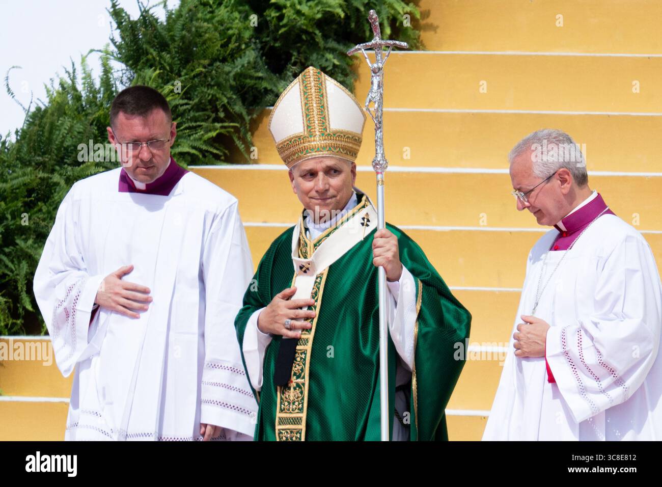 Papst Leo XIV. Leitet die Sonntagsmesse zum Jubiläum der Jugend, während sich Jugendliche und Pilger im Viertel Tor Vergata in Rom, Italien, versammeln. Stockfoto
