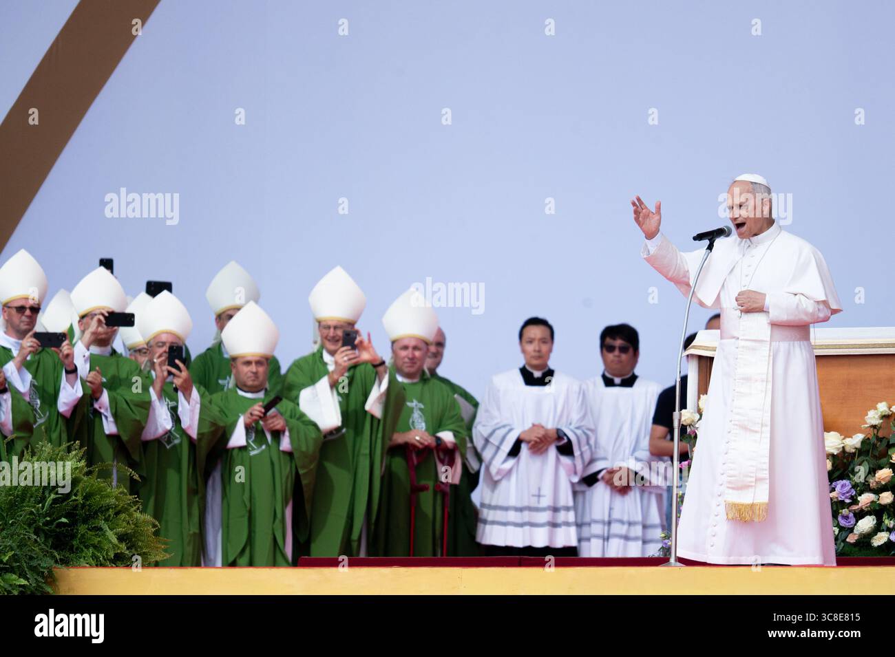 Papst Leo XIV. Leitet die Sonntagsmesse zum Jubiläum der Jugend, während sich Jugendliche und Pilger im Viertel Tor Vergata in Rom, Italien, versammeln. Stockfoto