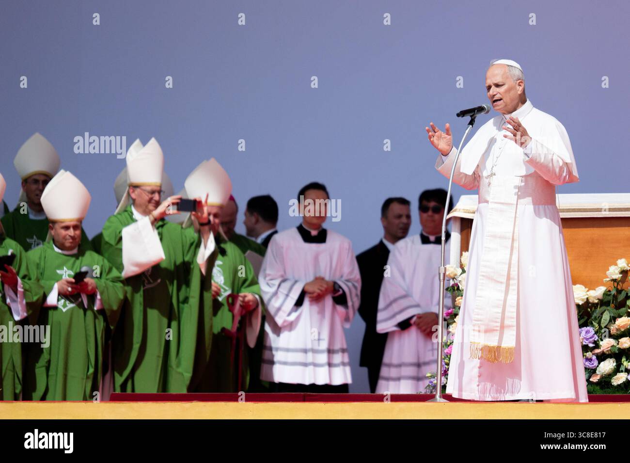 Papst Leo XIV. Leitet die Sonntagsmesse zum Jubiläum der Jugend, während sich Jugendliche und Pilger im Viertel Tor Vergata in Rom, Italien, versammeln. Stockfoto