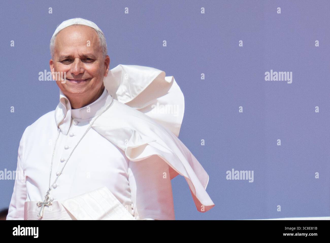 Papst Leo XIV. Wird am Ende der Messe im Stadtteil Tor Vergata in Rom, Italien, am 3. August 2025 als Teil des Jugenjubiläums dargestellt Stockfoto