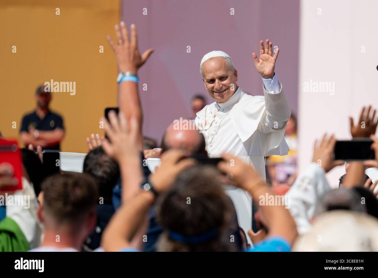 Papst Leo XIV. Winkt, als er ankommt, bevor er am 3. August 2025 im italienischen Tor Vergata eine Messe im Rahmen des Jubiläums der Jugend anführte. Stockfoto