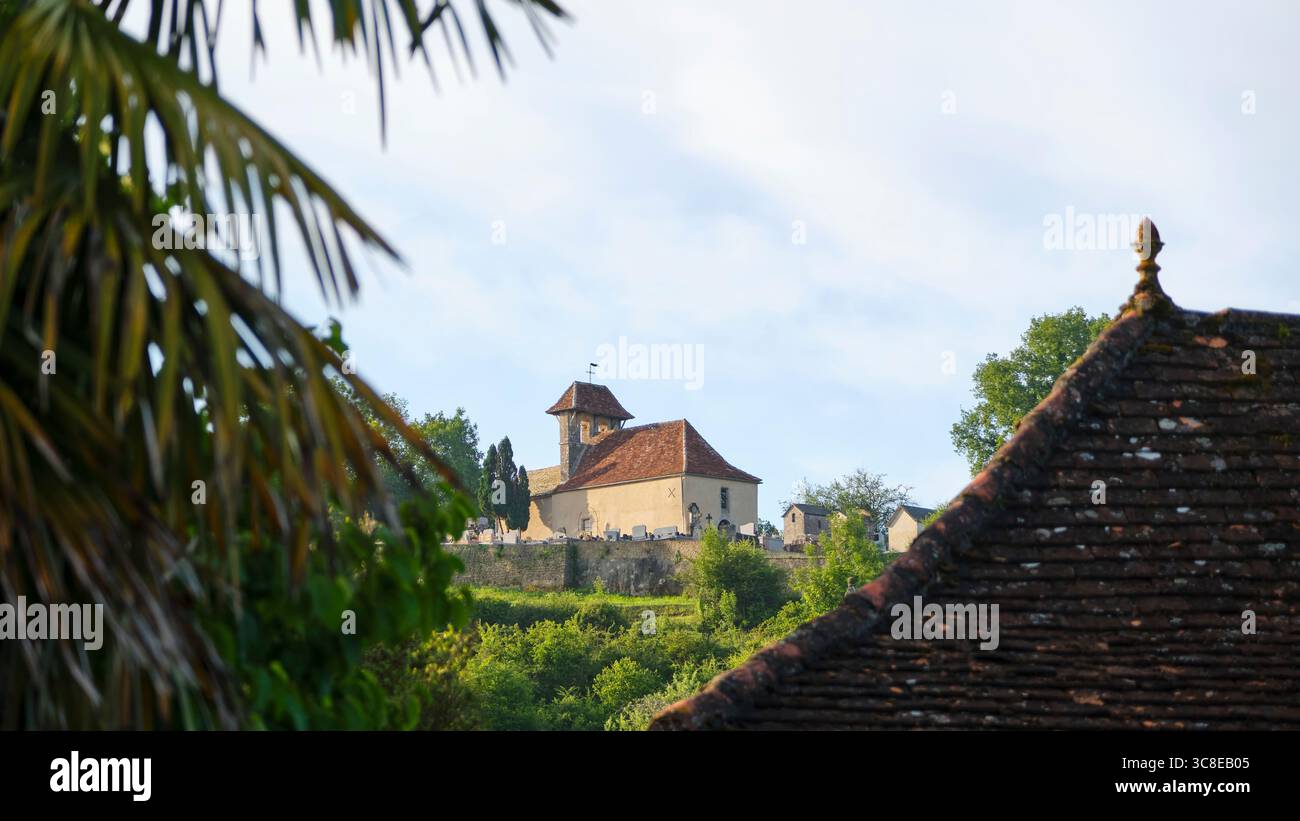 Blick auf die White Penitents Chapel und den Friedhof auf einem Hügel in der Nähe des Dorfes Cornac Lot Occitanie in Südfrankreich im Sommer unter bewölktem Himmel Stockfoto