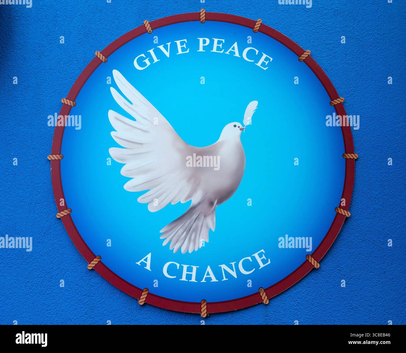 Liverpool, Großbritannien - 21. September 2024: Ein Give Peace a Chance-Zeichen auf dem Strawberry Field in Liverpool, Großbritannien. Strawberry Field ist heute eine Besucherattraktion Co Stockfoto