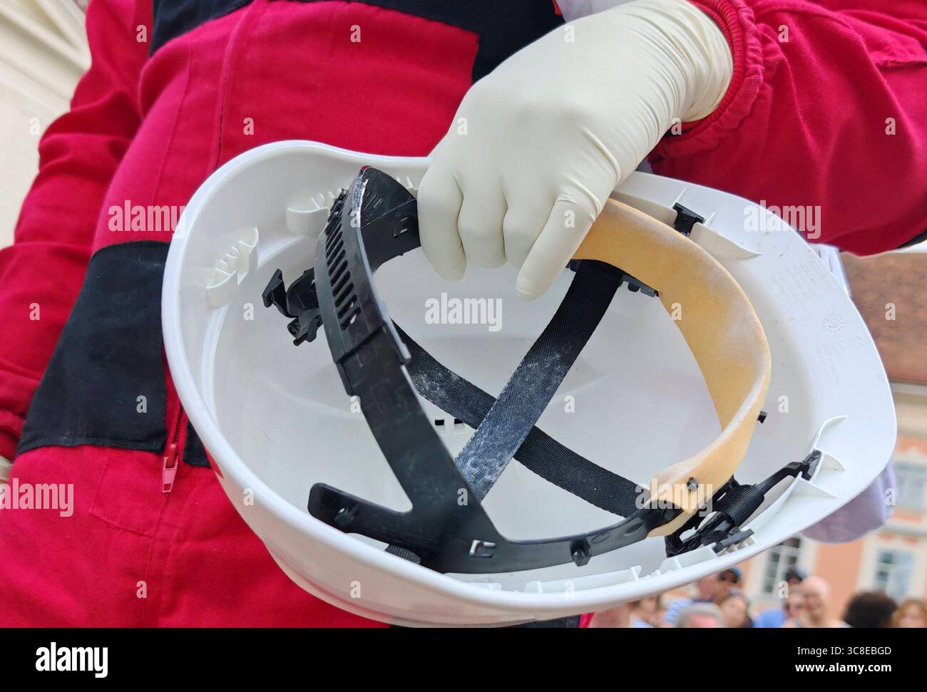 Schutzhelm als Schutzmaßnahme für den Kopf am Arbeitsplatz Schutzhelm als Kopfschutz Stockfoto