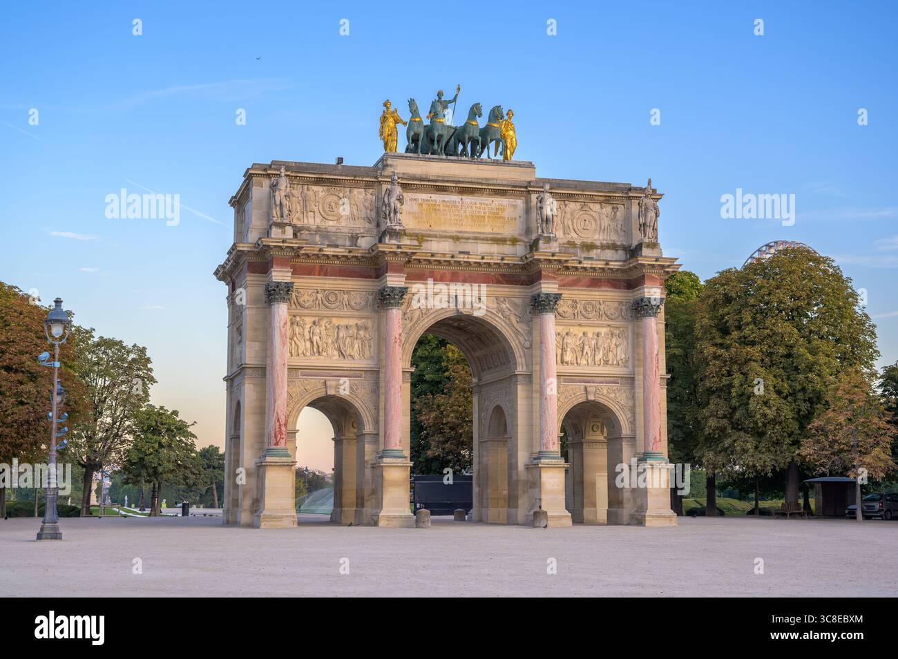 Blick auf den Arc de Triomphe du Carrousel bei Sonnenaufgang in der Nähe des Louvre in Paris - Frankreich Stockfoto