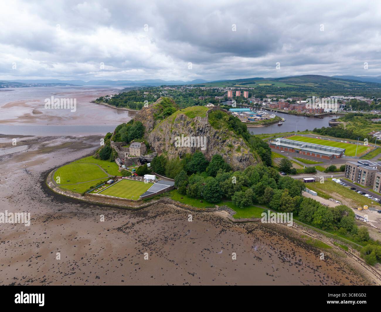 Dumbarton Castle, erbaut auf einem vulkanischen Felsen über dem Fluss Clyde, Schottland, Großbritannien Stockfoto