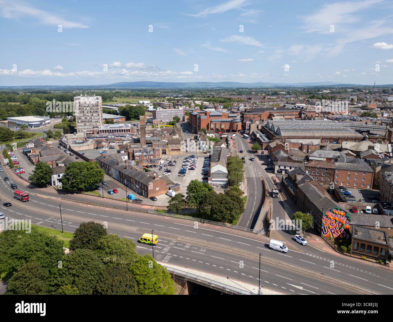Blick aus der Vogelperspektive auf das Stadtzentrum von Carlisle. Die Szene umfasst das Civic Centre und die Markthalle in Cumbria, England Stockfoto