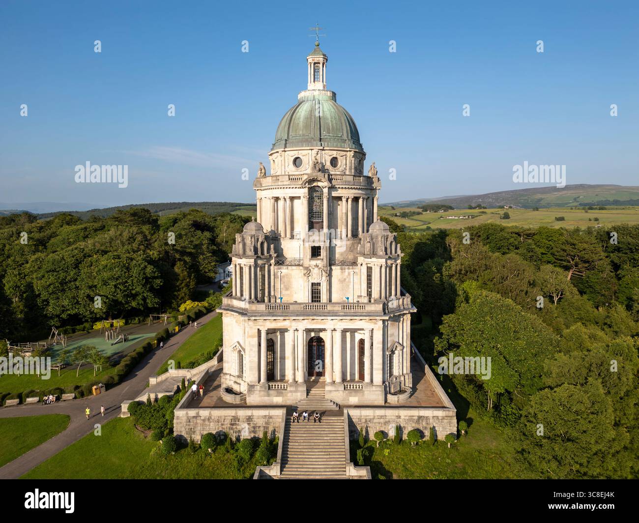 Vorderansicht aus der Luft, Ashton Memorial in Williamson Park, Lancaster, Lancashire, England Stockfoto