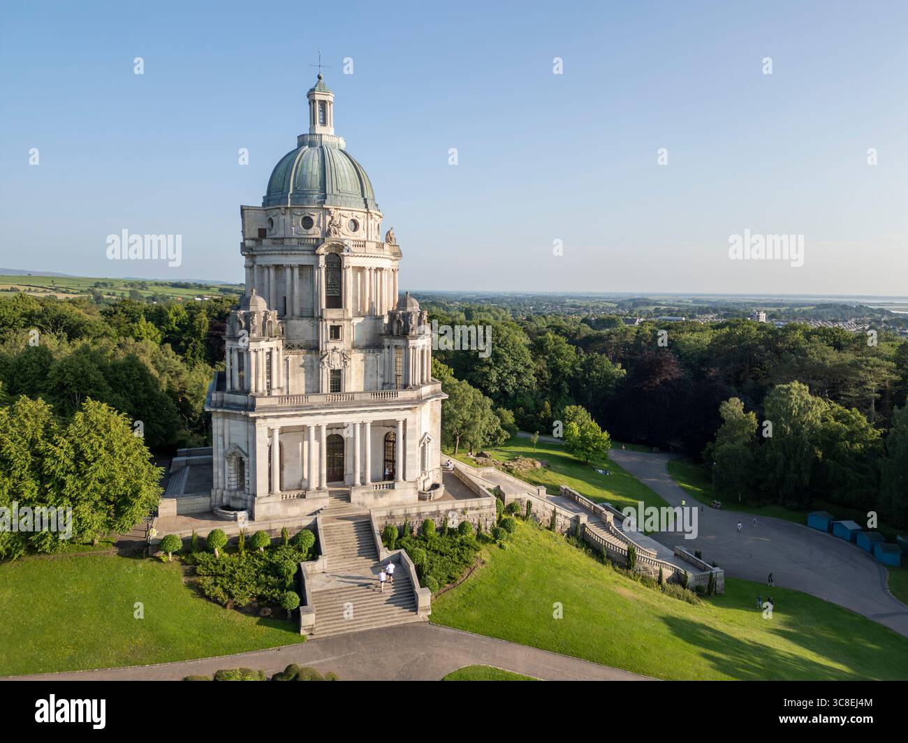 Seitenansicht aus der Luft, Ashton Memorial, Williamson Park, Lancaster, Lancashire, England Stockfoto