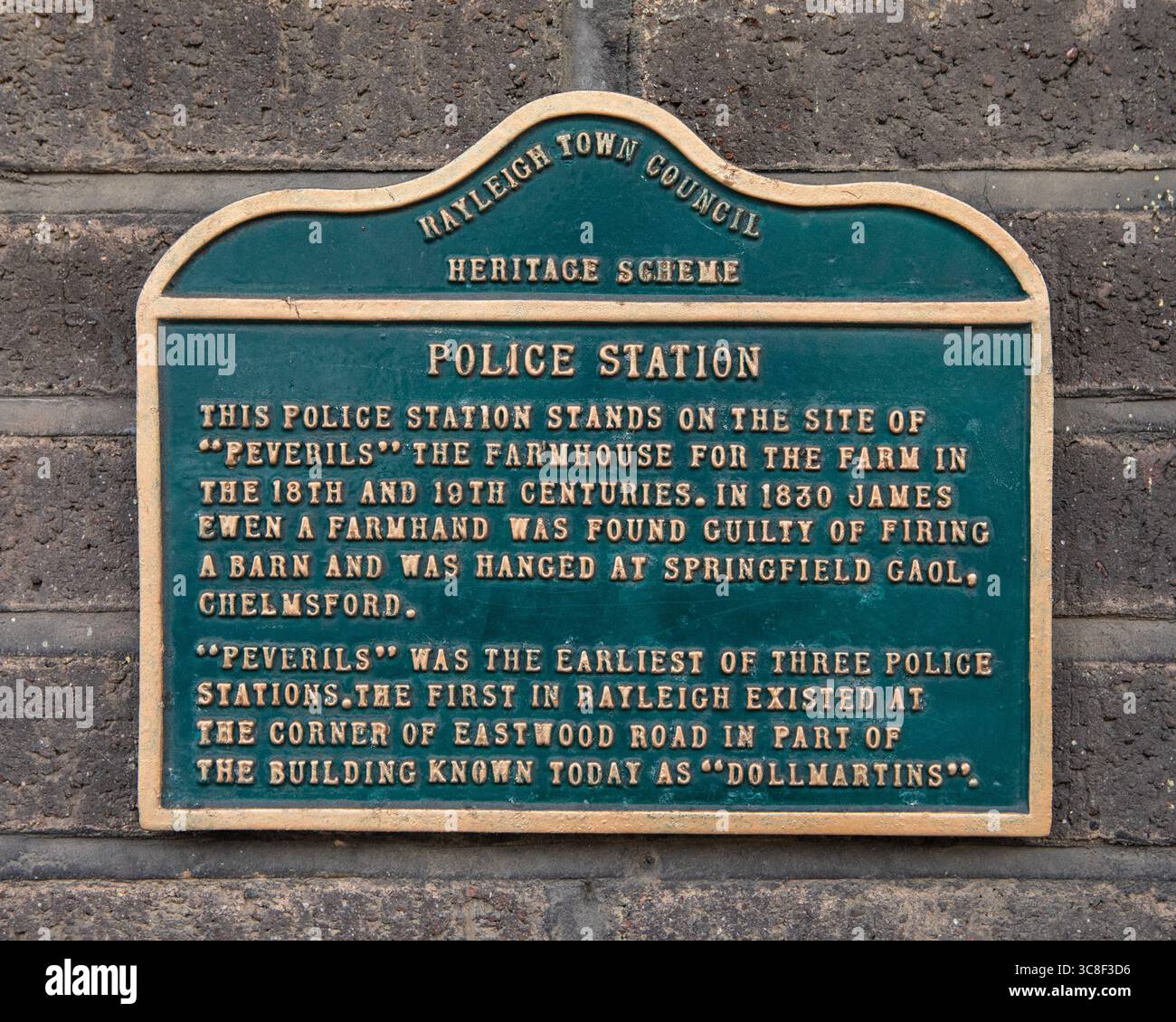 Eine Gedenktafel in der historischen Stadt Rayleigh in Essex, Großbritannien, am Äußeren der Polizeiwache, die die Geschichte des Ortes beschreibt. Stockfoto