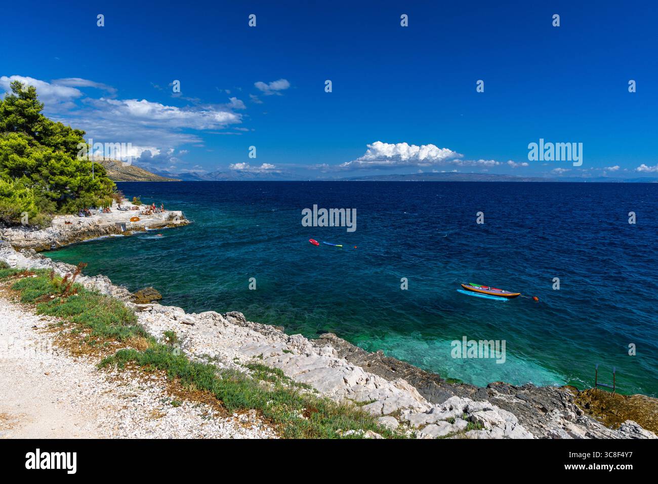 Bunte Surfbretter in der Adria vor der Küste von Ciovo, Kroatien, verlassene SUPs ohne Menschen, Wasserrettung Stockfoto