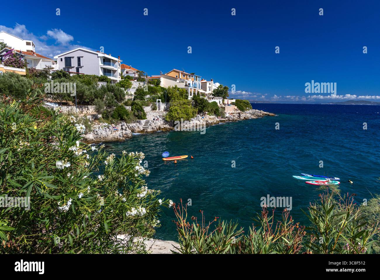 Bunte Surfbretter in der Adria vor der Küste von Ciovo, Kroatien, verlassene SUPs ohne Menschen, Wasserrettung Stockfoto