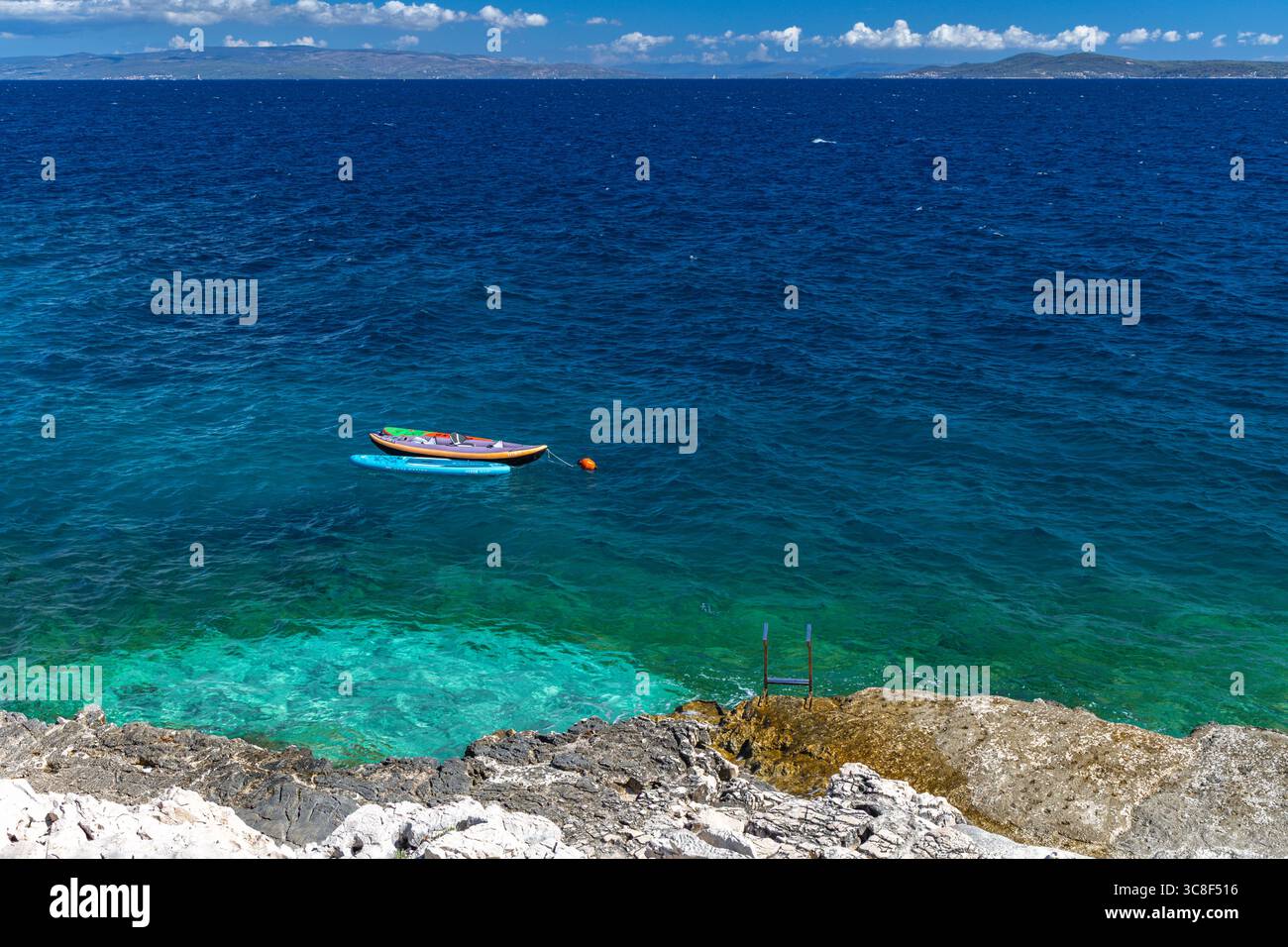 Bunte Surfbretter in der Adria vor der Küste von Ciovo, Kroatien, verlassene SUPs ohne Menschen, Wasserrettung Stockfoto