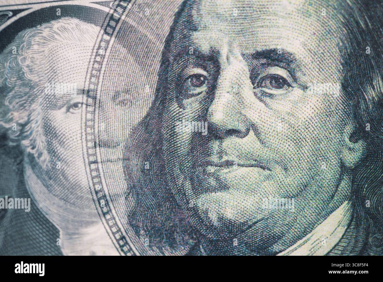 Finanzhintergrund. Kombiniertes Bild von Benjamin Franklin und George Washington Porträts auf dem US-100-Dollar-Schein. Makroaufnahme. Stockfoto
