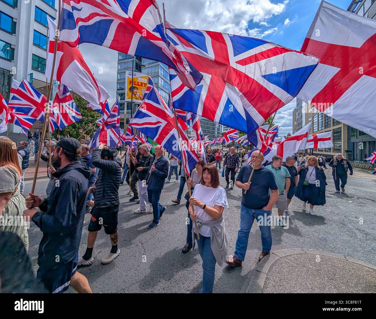 Manchester, Großbritannien, 2. August 2025. Der erste protestmarsch Großbritanniens im Stadtzentrum zog Anhänger und Gegenprotestierende an, während die Polizei anwesend war Stockfoto
