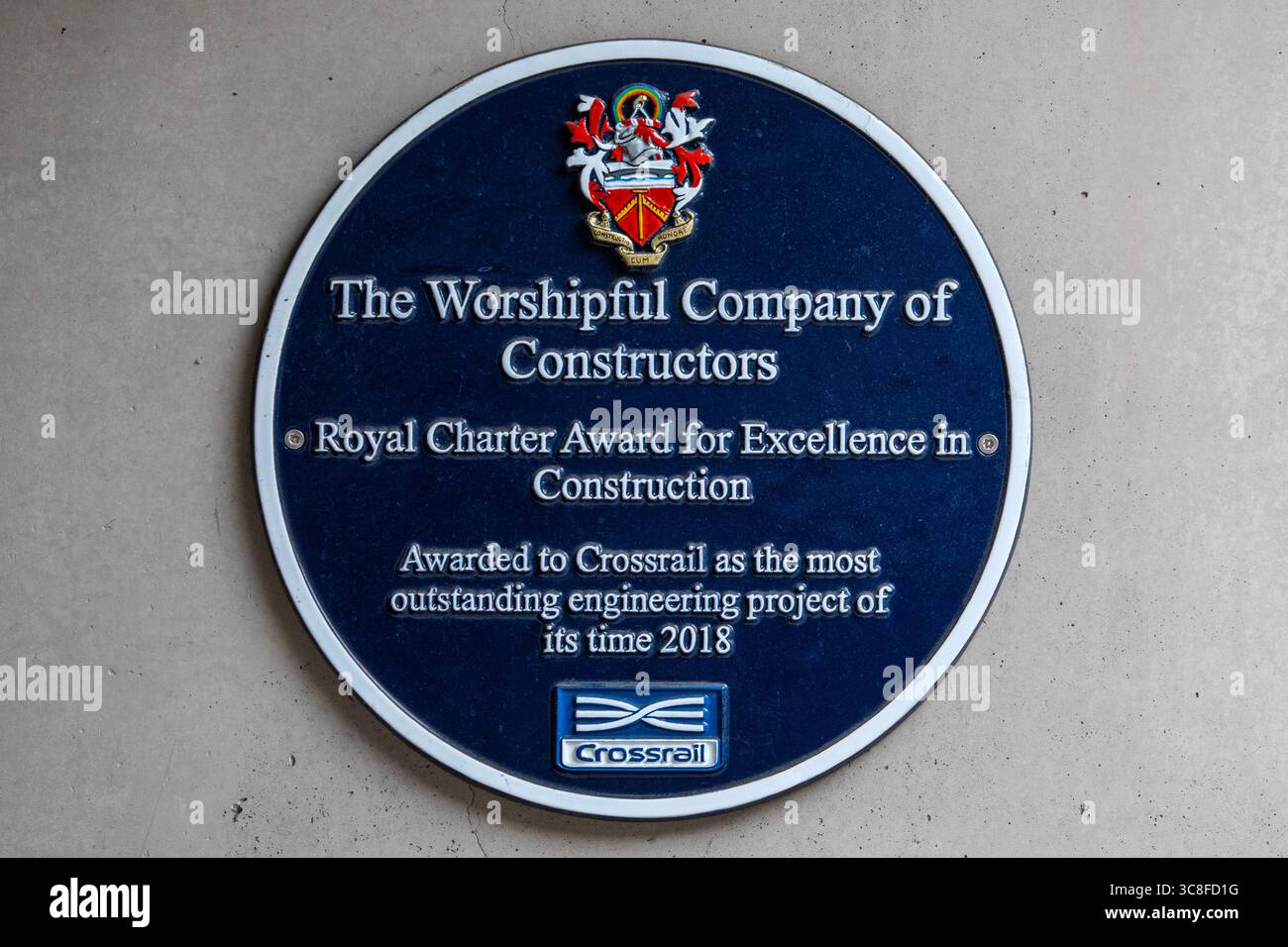 London, Großbritannien - 20. August 2024: Eine Gedenktafel außerhalb von Farringdon East, die an das herausragende Ingenieurprojekt von Crossrail erinnert, heute bekannt als Eliz Stockfoto