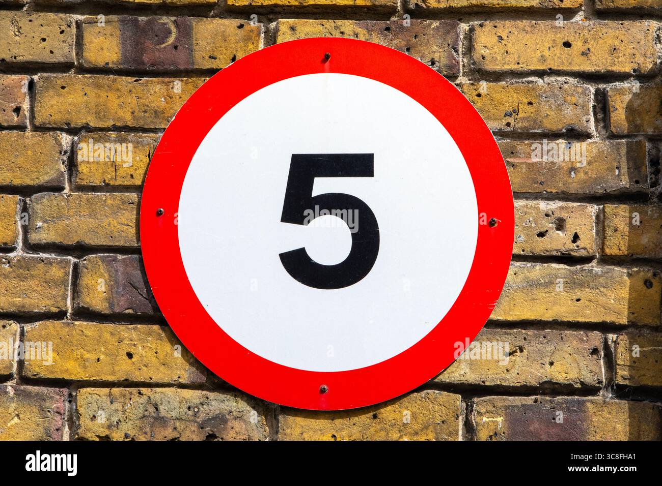 Nahaufnahme eines 5 km/h-Schildes in Großbritannien. Stockfoto