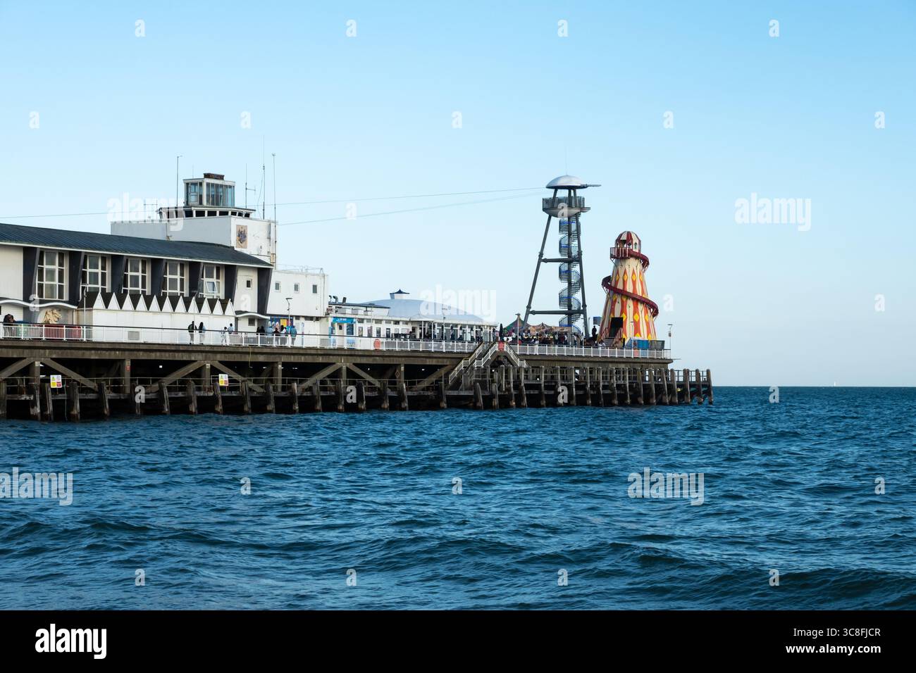 Blick auf Bournemouth Pier an einem Sommerabend Stockfoto