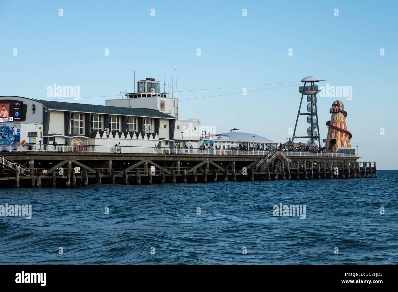 Blick auf Bournemouth Pier an einem Sommerabend Stockfoto