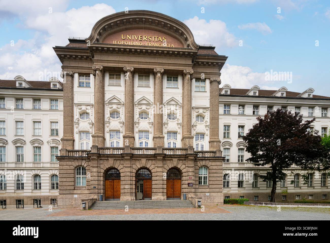 Innsbruck, Österreich. 31. Juli 2025. Blick von außen auf das Archäologische Museum im Zentrum der Stadt Stockfoto