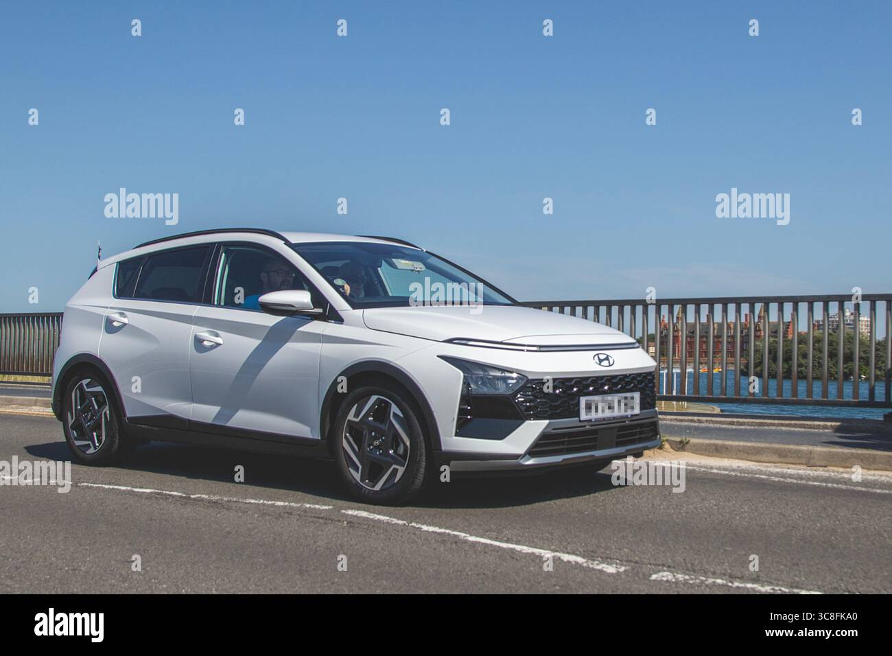 2024 White Hyundai Bayon Premium T-GDI Auto 100 MHEV 48V DCT Auto Start/Stopp SUV Benzin 998 ccm; Fahrt auf der Küstenpromenade von Southport, Großbritannien Stockfoto