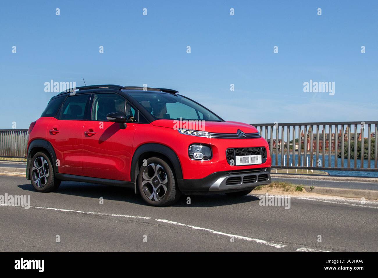 2018 Red Citroen C3 Aircross Flair Puretech S/S Puretech 130 Start Stop Fließheck Auto Benzin 1200 ccm; Fahrt auf der Southport Uferpromenade, Großbritannien Stockfoto