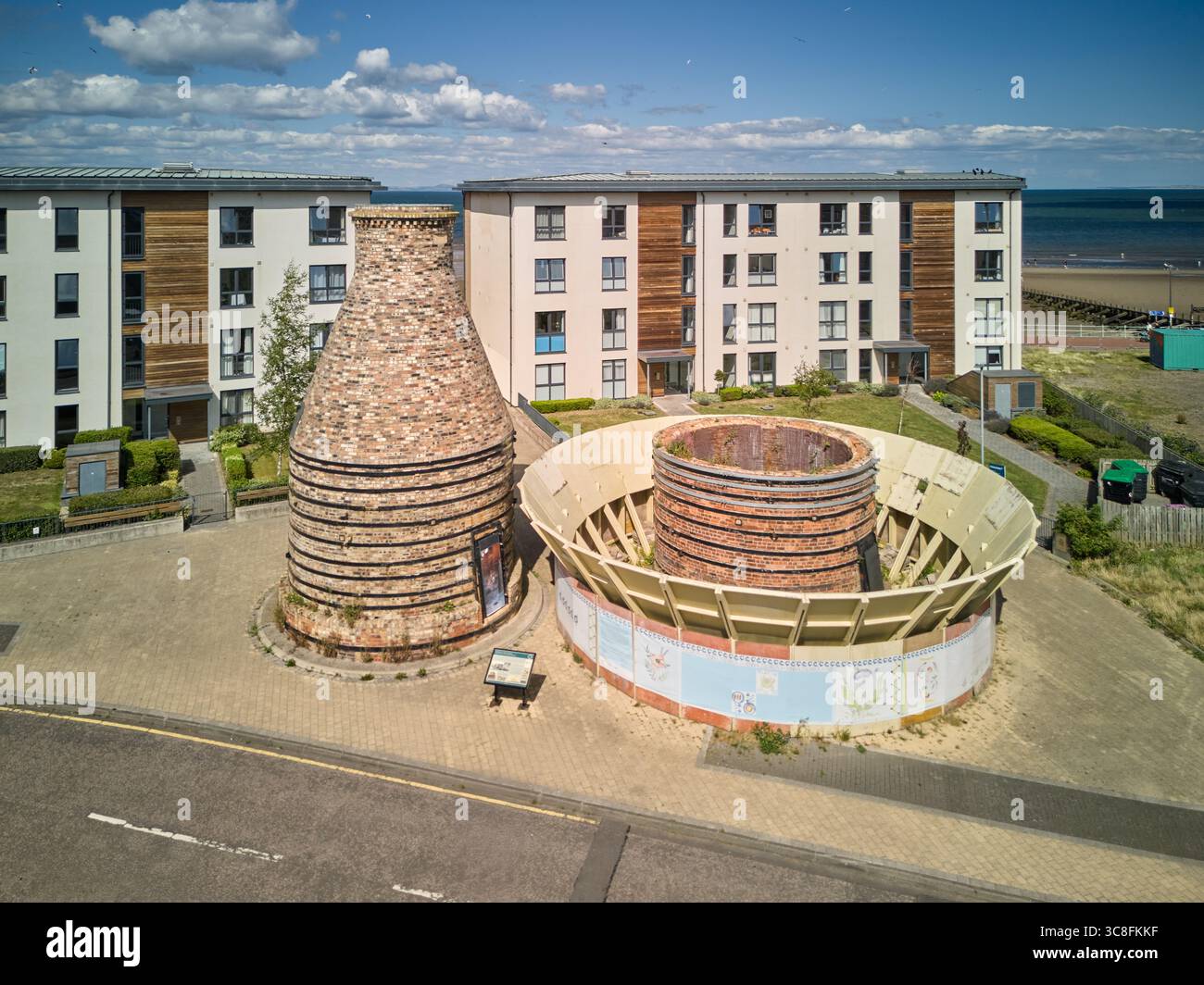 Luftaufnahme der historischen Flaschenöfen in Portobello, Edinburgh, Schottland, mit dem Firth of Forth im Hintergrund. Die letzten Flaschenöfen in Schottland Stockfoto