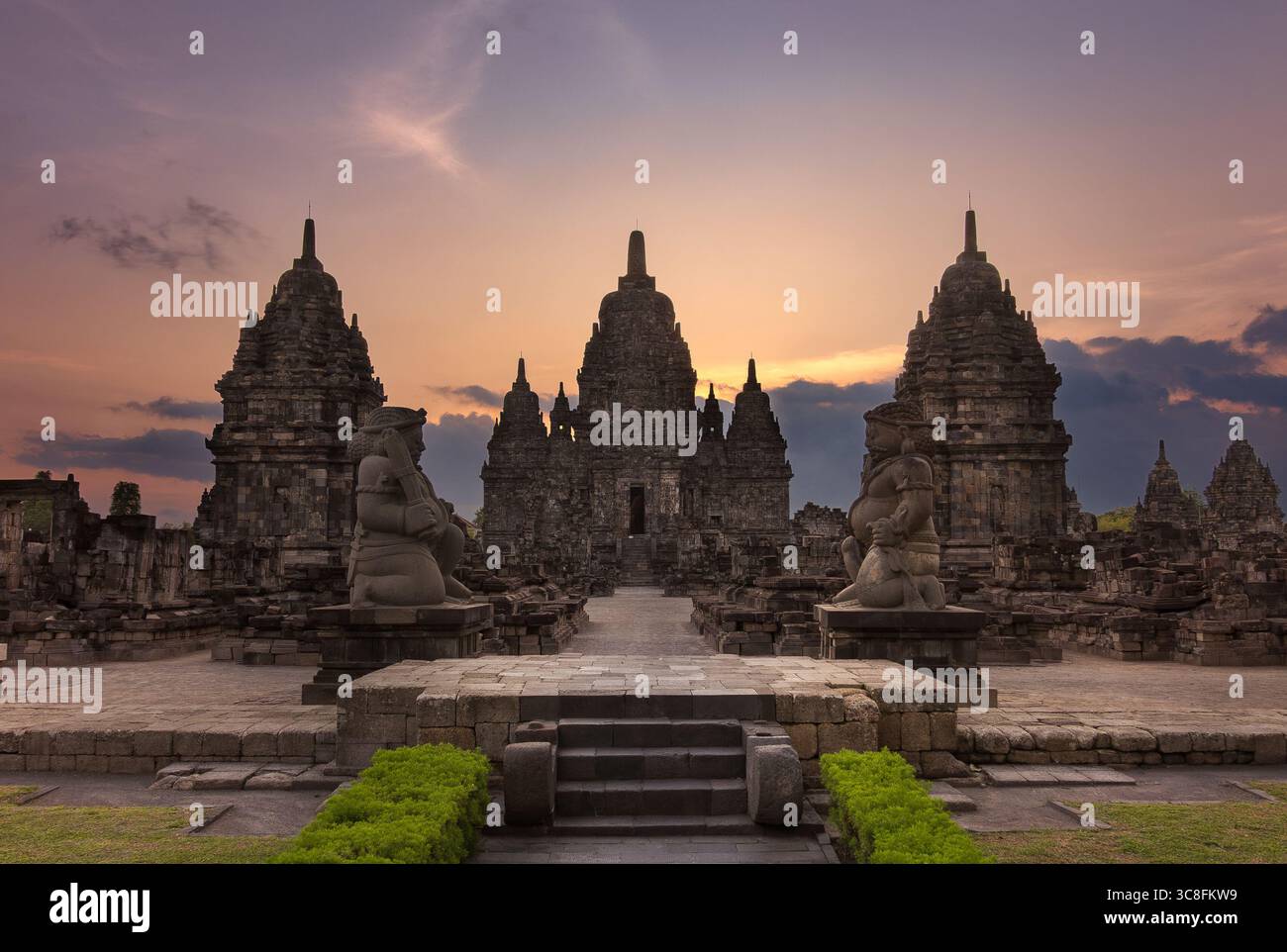 Majestätischer Blick auf den Sewu-Tempel, ein Mahayana-Buddhismuskomplex aus dem 8. Jahrhundert in Zentral-Java, Indonesien, bei Sonnenuntergang Stockfoto