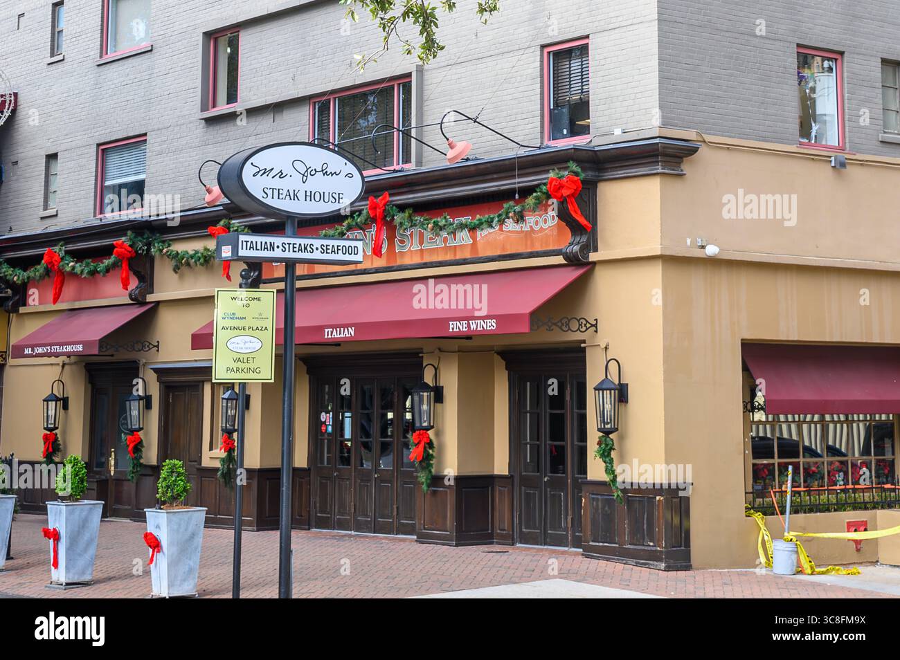 New Orleans, LA, USA - 23. Dezember 2023: Mr. John's Steakhouse an der St. Charles Avenue im Lower Garden District Stockfoto